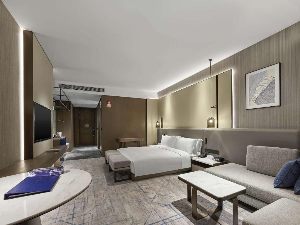 Postel nebo postele na pokoji v ubytování DoubleTree by Hilton Qidong