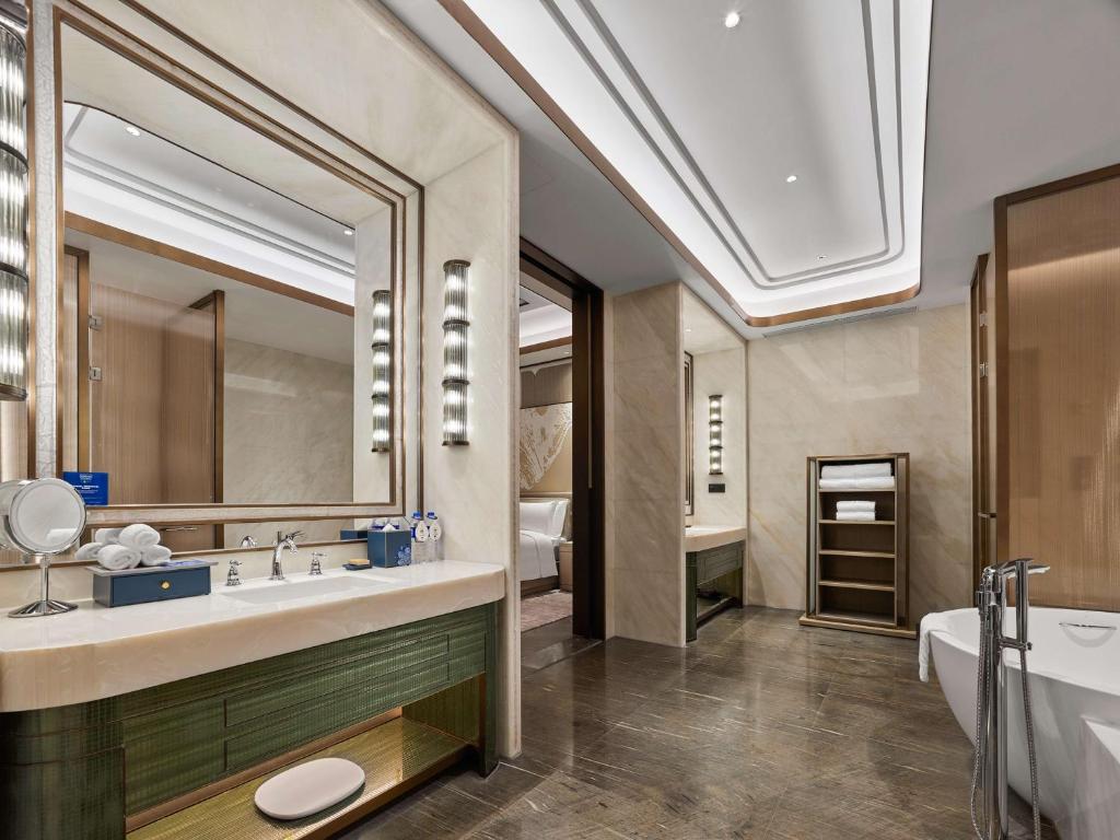 Koupelna v ubytování DoubleTree by Hilton Qidong