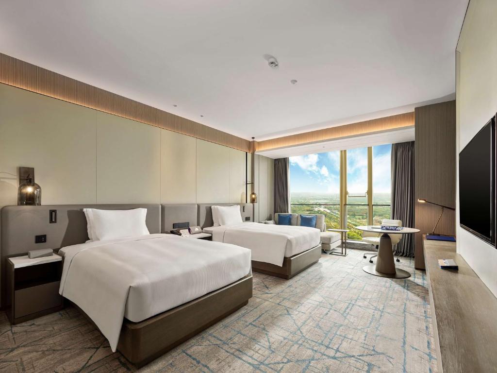 Postel nebo postele na pokoji v ubytování DoubleTree by Hilton Qidong