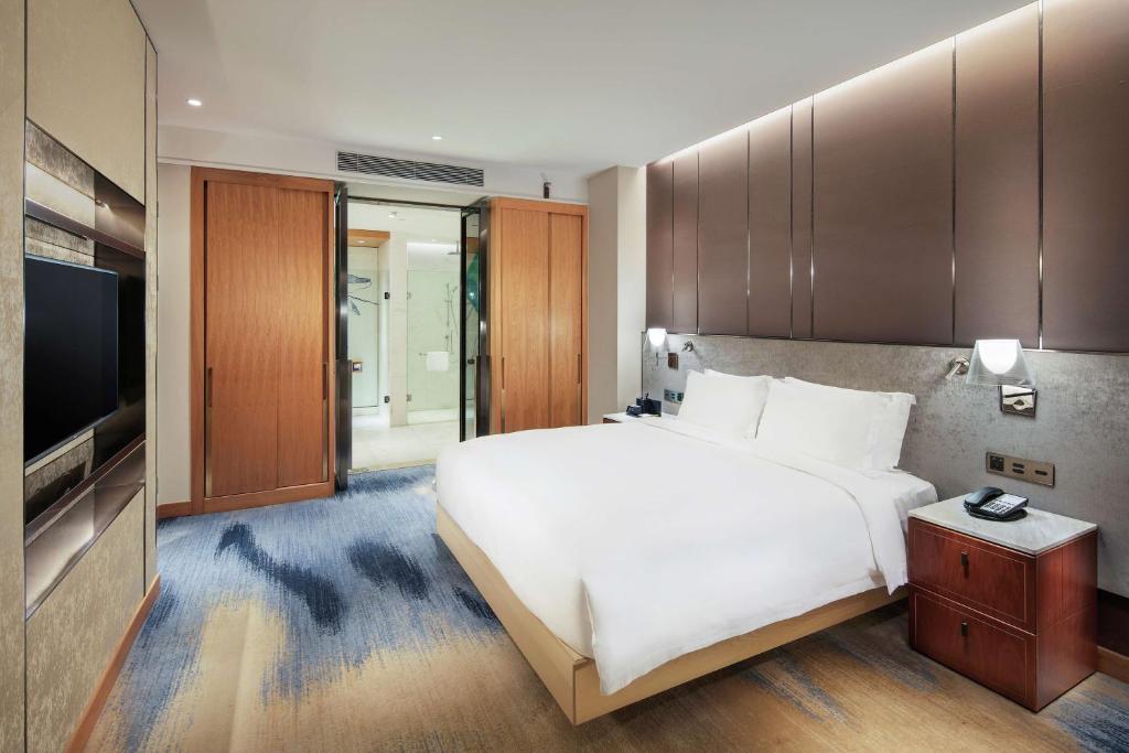 Postel nebo postele na pokoji v ubytování Hilton Garden Inn Shanghai Hongqiao NECC