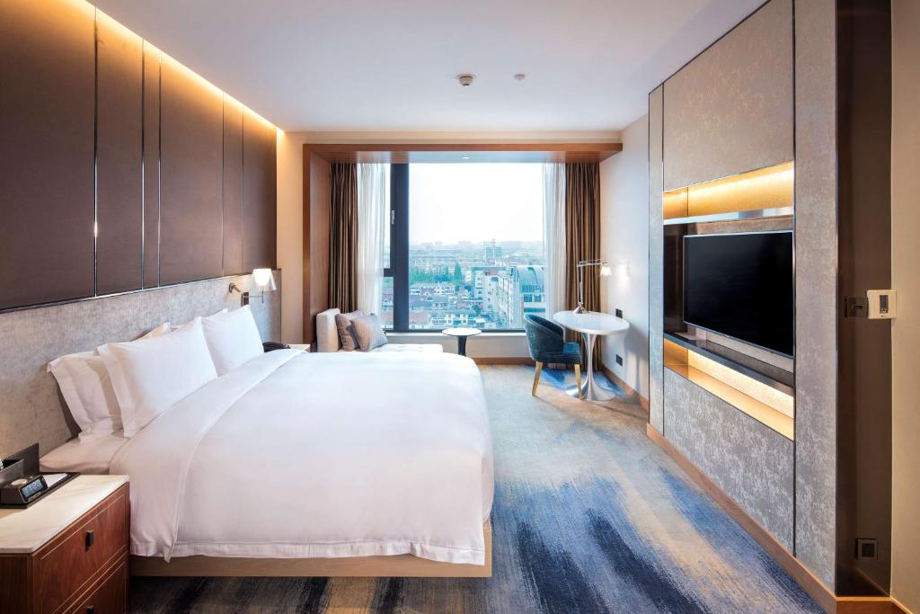 Postel nebo postele na pokoji v ubytování Hilton Garden Inn Shanghai Hongqiao NECC
