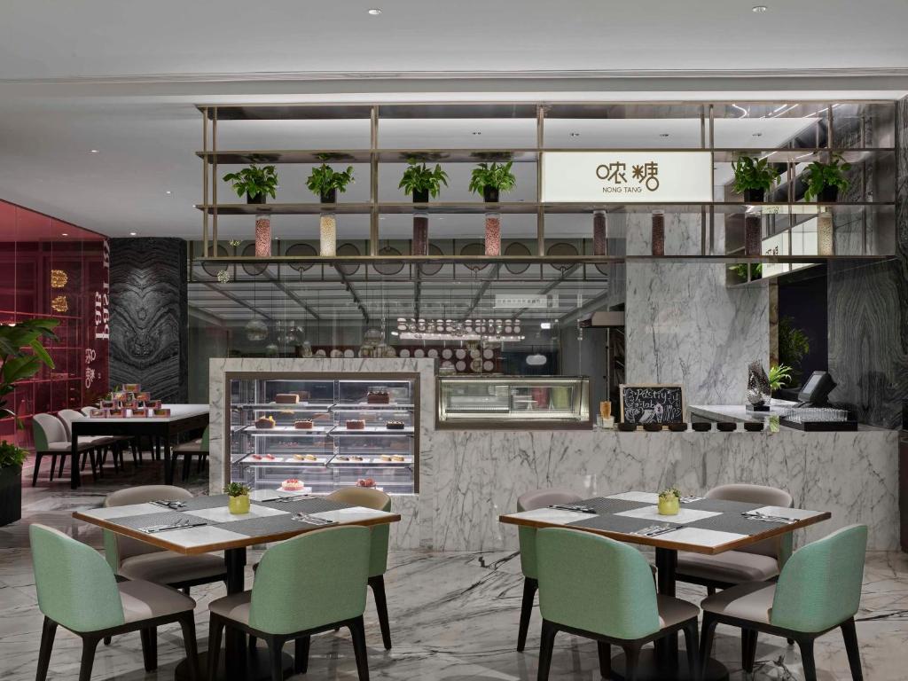 Lounge nebo bar v ubytování Hilton Shanghai Hongqiao