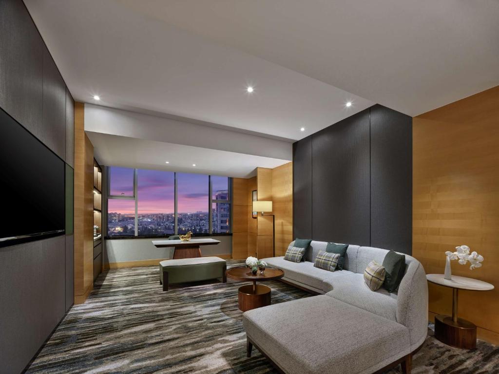 TV a/nebo společenská místnost v ubytování Hilton Shanghai Hongqiao