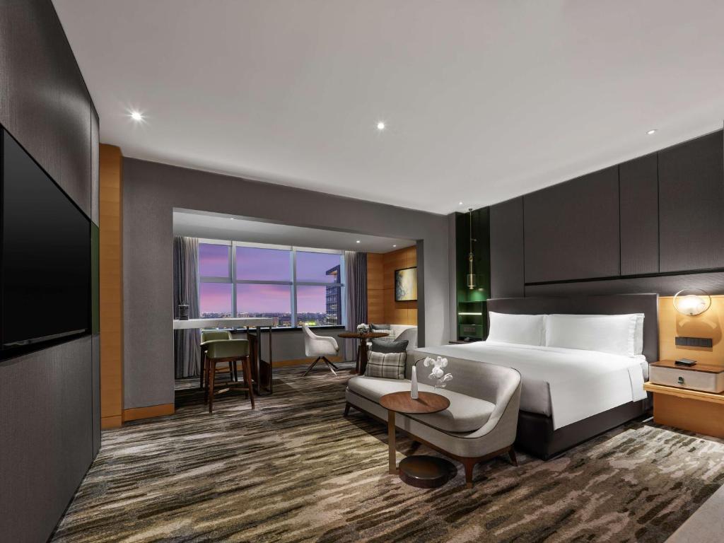 TV a/nebo společenská místnost v ubytování Hilton Shanghai Hongqiao