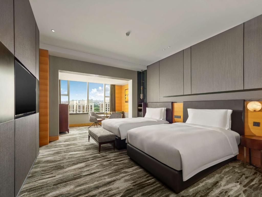Postel nebo postele na pokoji v ubytování Hilton Shanghai Hongqiao