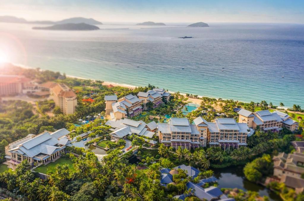 Hilton Sanya Yalong Bay Resort & Spa في سانيا: اطلالة جوية على المنتجع والمحيط