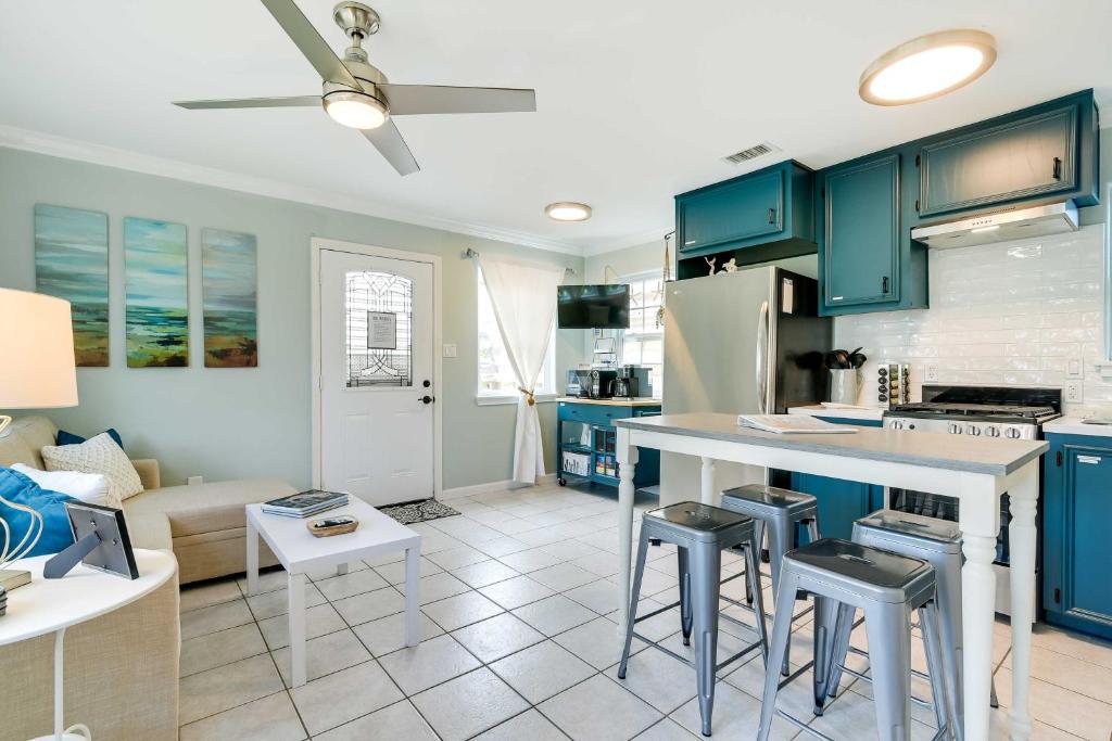 Galveston Getaway Grill and Beach Chairs Included!, Galveston