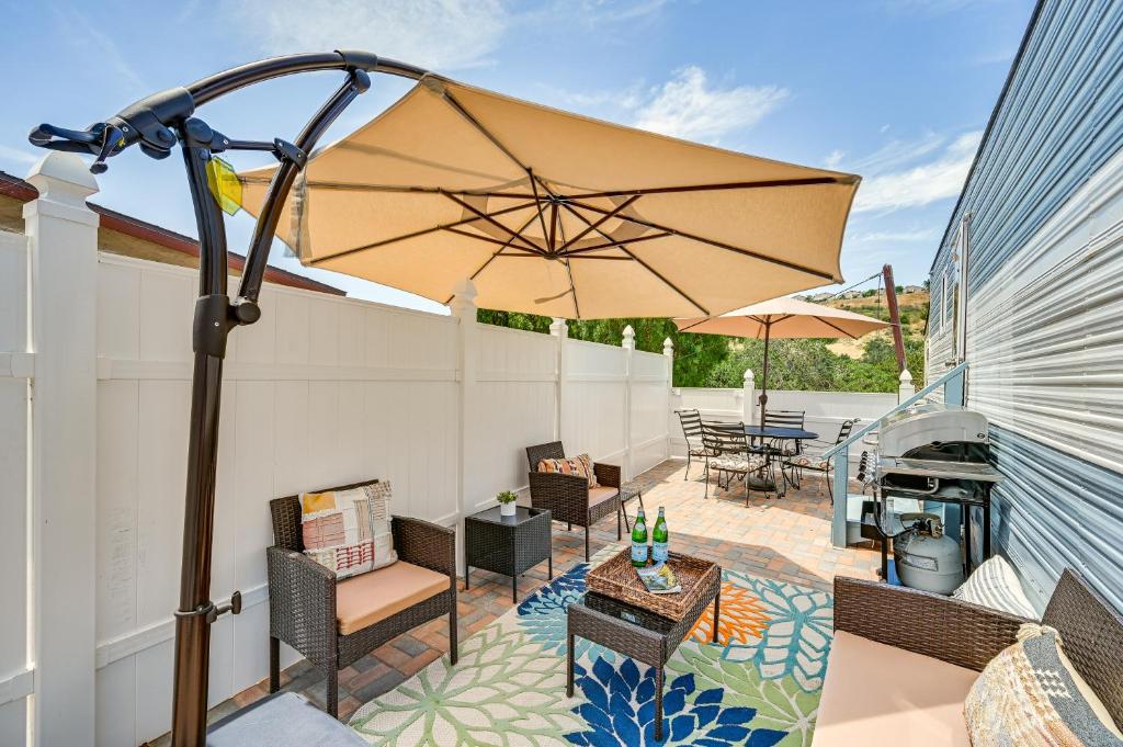 un patio con mesa y sombrilla en Poway Vacation Rental about 20 Mi to Beach and San Diego, en Poway