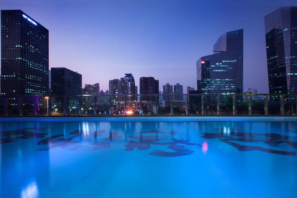 Bazén v ubytování Hilton Shenzhen Futian, Metro Station at Hotel Front Door, Close to Futian Convention & Exhibition Center nebo v jeho okolí