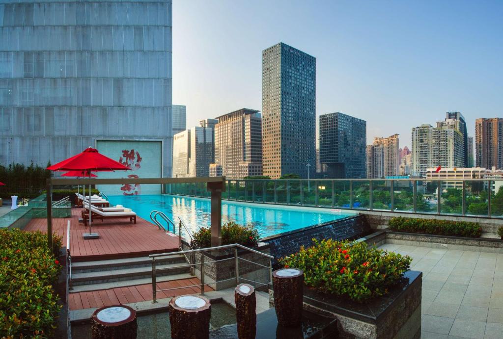 Bazén v ubytování Hilton Shenzhen Futian, Metro Station at Hotel Front Door, Close to Futian Convention & Exhibition Center nebo v jeho okolí