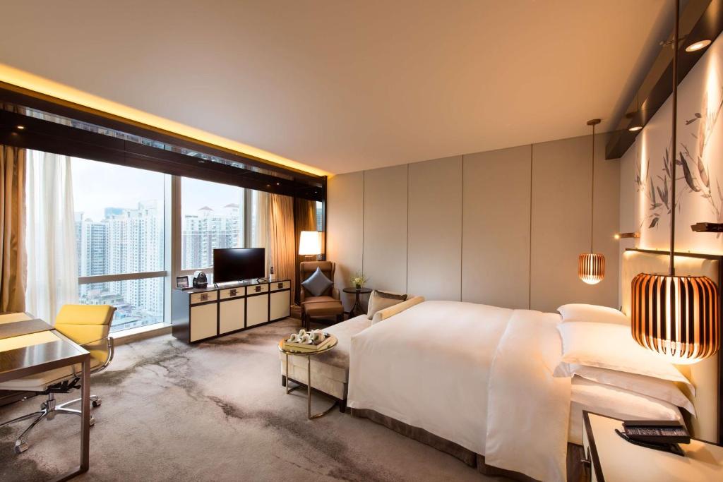 Postel nebo postele na pokoji v ubytování Hilton Shenzhen Futian, Metro Station at Hotel Front Door, Close to Futian Convention & Exhibition Center