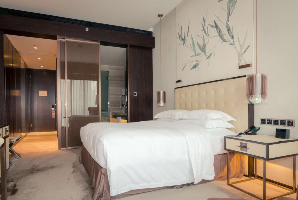 Postel nebo postele na pokoji v ubytování Hilton Shenzhen Futian, Metro Station at Hotel Front Door, Close to Futian Convention & Exhibition Center