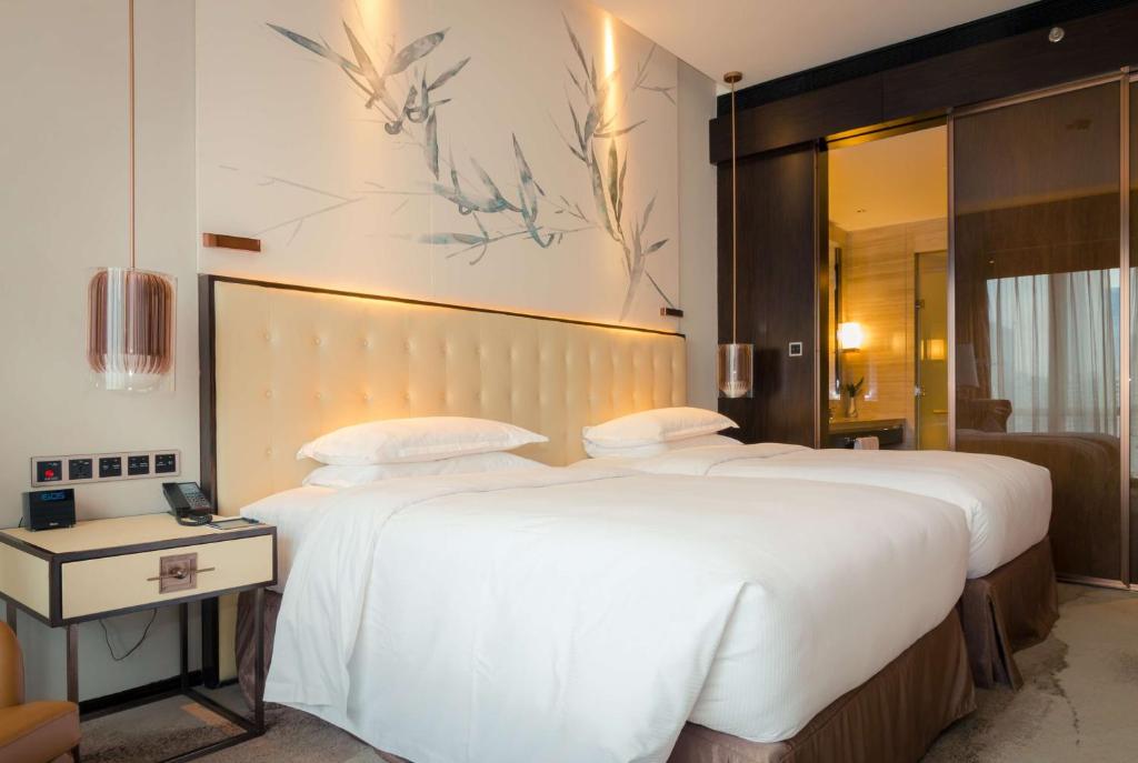 Postel nebo postele na pokoji v ubytování Hilton Shenzhen Futian, Metro Station at Hotel Front Door, Close to Futian Convention & Exhibition Center