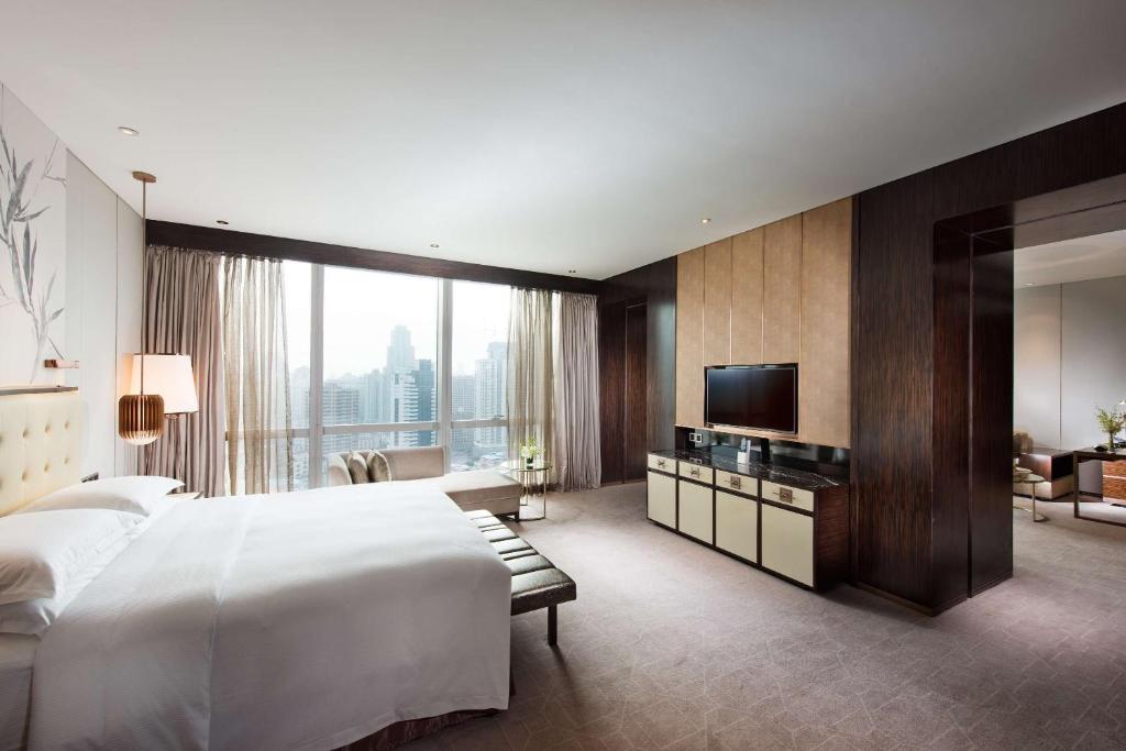 Postel nebo postele na pokoji v ubytování Hilton Shenzhen Futian, Metro Station at Hotel Front Door, Close to Futian Convention & Exhibition Center