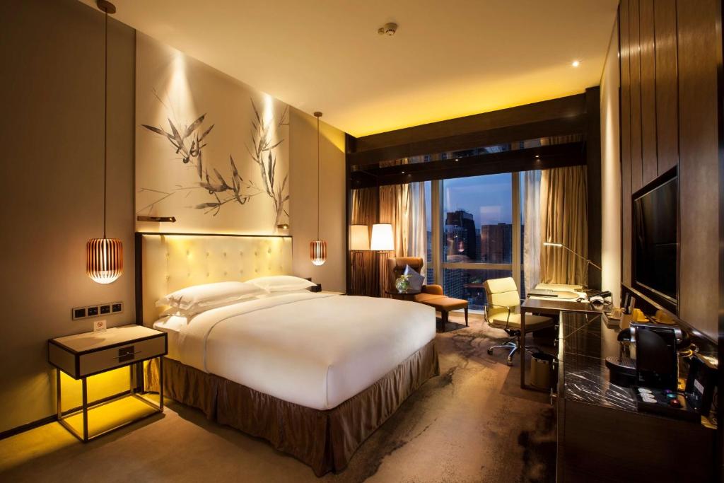Postel nebo postele na pokoji v ubytování Hilton Shenzhen Futian, Metro Station at Hotel Front Door, Close to Futian Convention & Exhibition Center