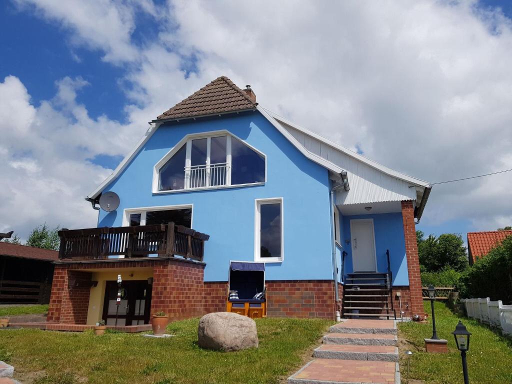 une maison bleue avec une brique dans l'établissement Holiday home Inselperle, Putbus, à Wreechen