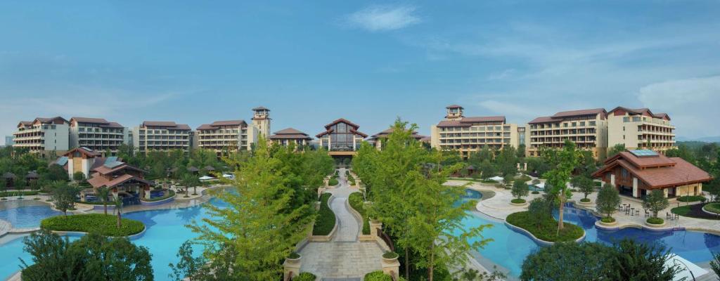 Bazén v ubytování Hilton Wuhan Optics Valley nebo v jeho okolí