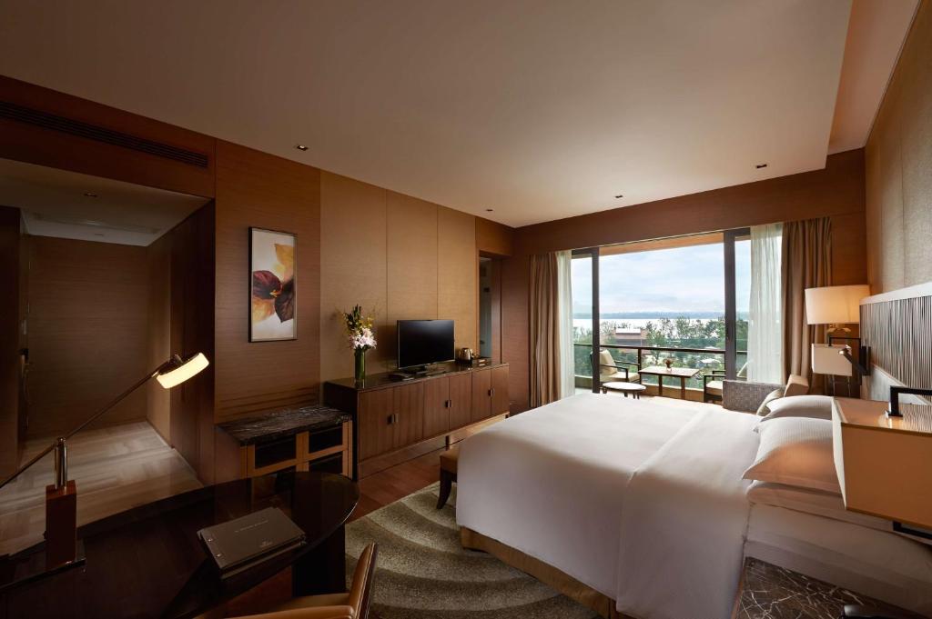 Postel nebo postele na pokoji v ubytování Hilton Wuhan Optics Valley
