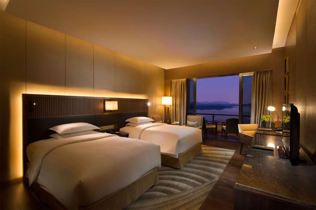 Postel nebo postele na pokoji v ubytování Hilton Wuhan Optics Valley