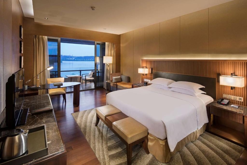 Postel nebo postele na pokoji v ubytování Hilton Wuhan Optics Valley