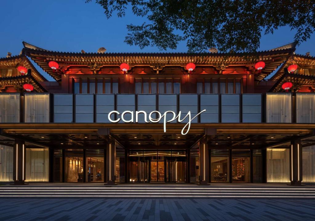 um edifício com a assinatura da companhia amazona em Canopy by Hilton Xi'an Qujiang em Xi'an