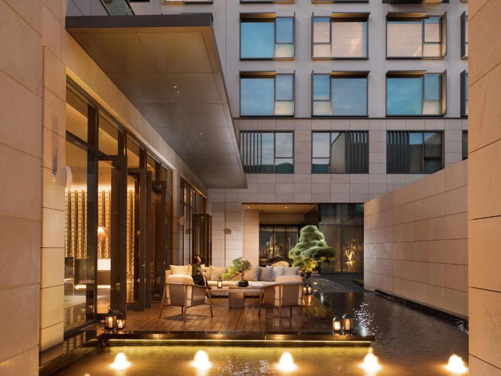廈門市にあるJoyze Hotel Xiamen, Curio Collection By Hiltonのリビングルーム付きの建物のロビー