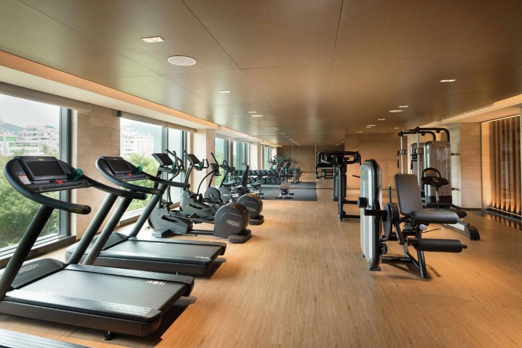 Fitness centrum a/nebo fitness zařízení v ubytování Joyze Hotel Xiamen, Curio Collection By Hilton