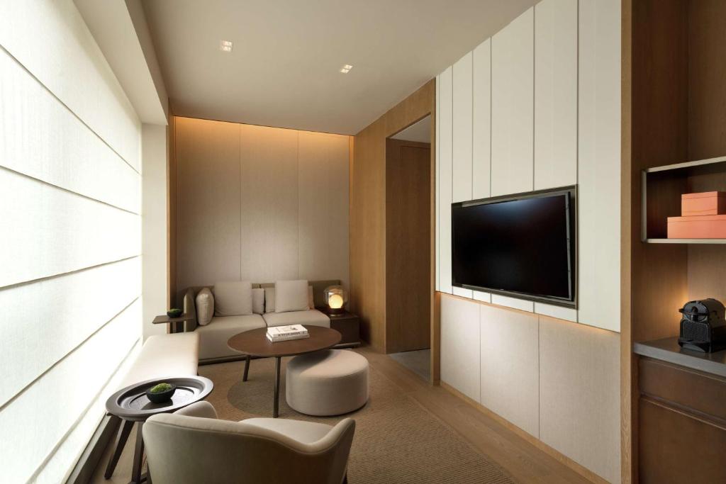 TV a/nebo společenská místnost v ubytování Joyze Hotel Xiamen, Curio Collection By Hilton