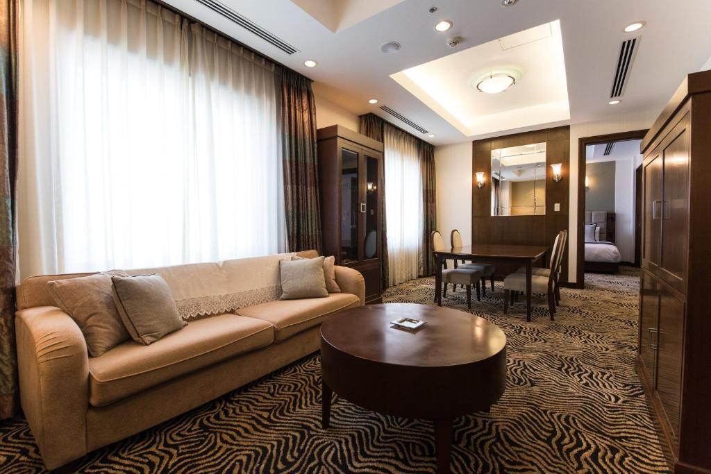 Posezení v ubytování ANA Crowne Plaza Yonago by IHG