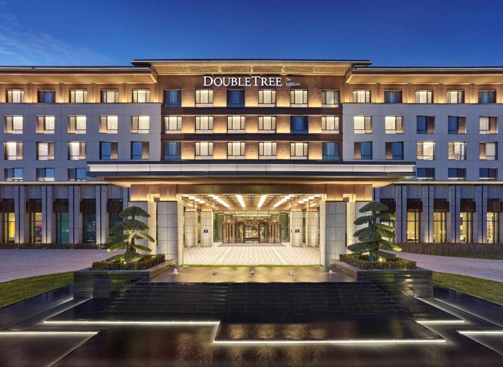 una representación del hotel del portero por la noche en Doubletree By Hilton Beijing Badaling, en Yanqing