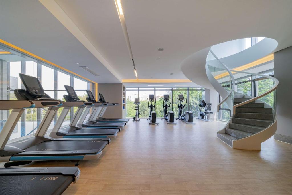 Fitness centrum a/nebo fitness zařízení v ubytování DoubleTree By Hilton Shenzhen Nanshan Hotel & Residences