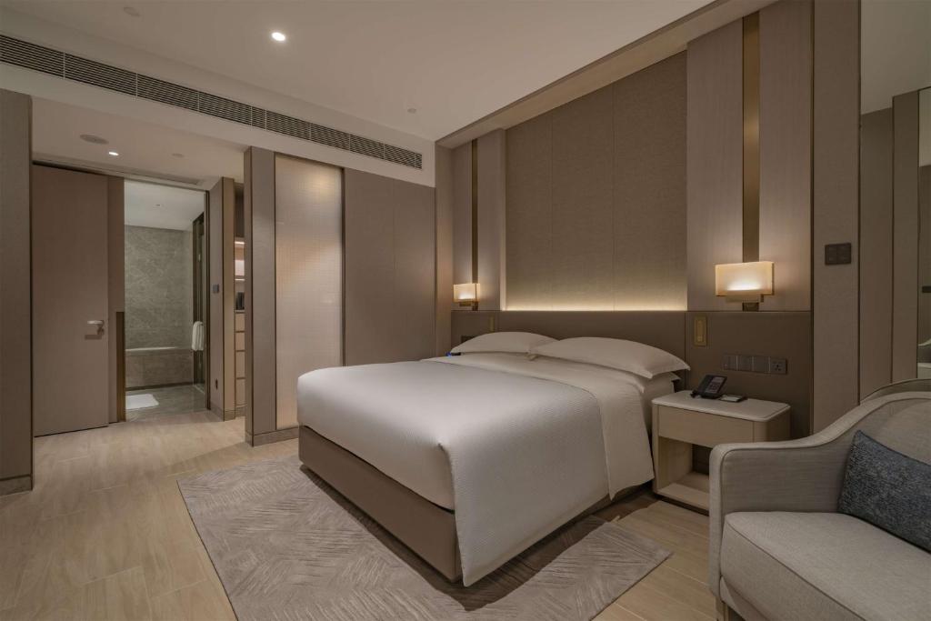 Postel nebo postele na pokoji v ubytování DoubleTree By Hilton Shenzhen Nanshan Hotel & Residences