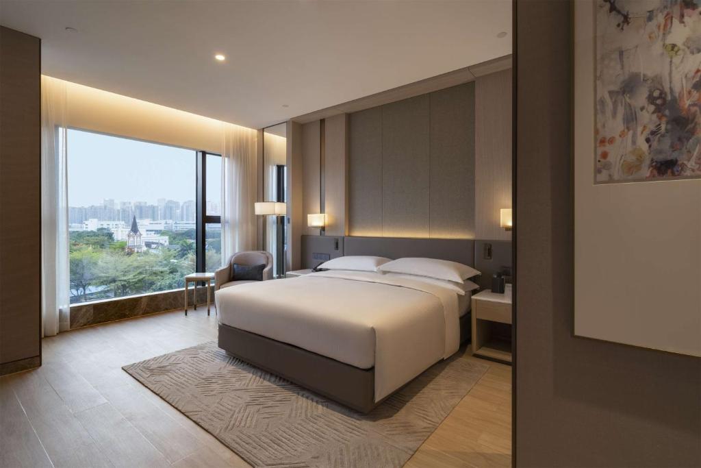 Postel nebo postele na pokoji v ubytování DoubleTree By Hilton Shenzhen Nanshan Hotel & Residences