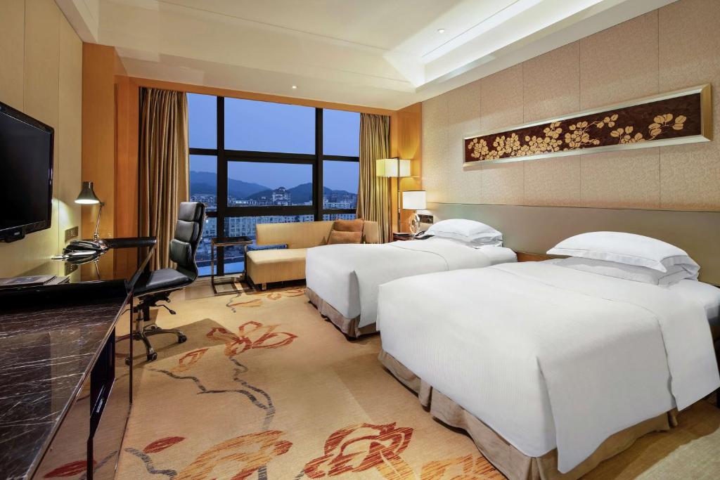 Postel nebo postele na pokoji v ubytování Hilton Guangzhou Baiyun - Free Shuttle for Canton Fair Period, Close to Luhu Golf Club & Leather Market