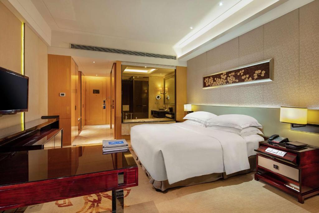 TV a/nebo společenská místnost v ubytování Hilton Guangzhou Baiyun - Free Shuttle for Canton Fair Period, Close to Luhu Golf Club & Leather Market