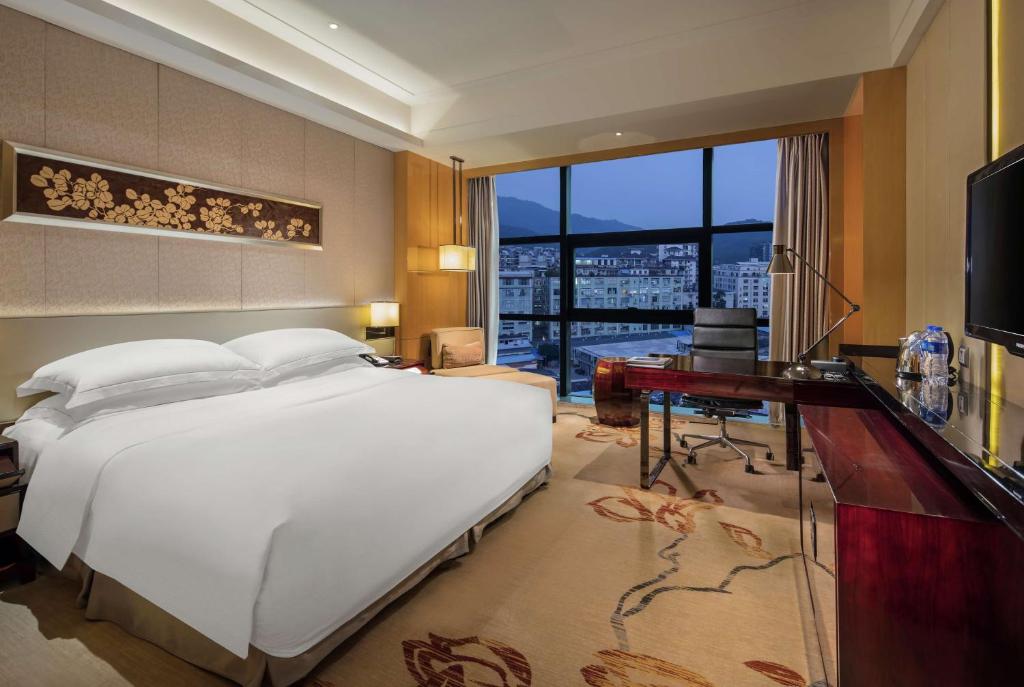 Postel nebo postele na pokoji v ubytování Hilton Guangzhou Baiyun - Free Shuttle for Canton Fair Period, Close to Luhu Golf Club & Leather Market