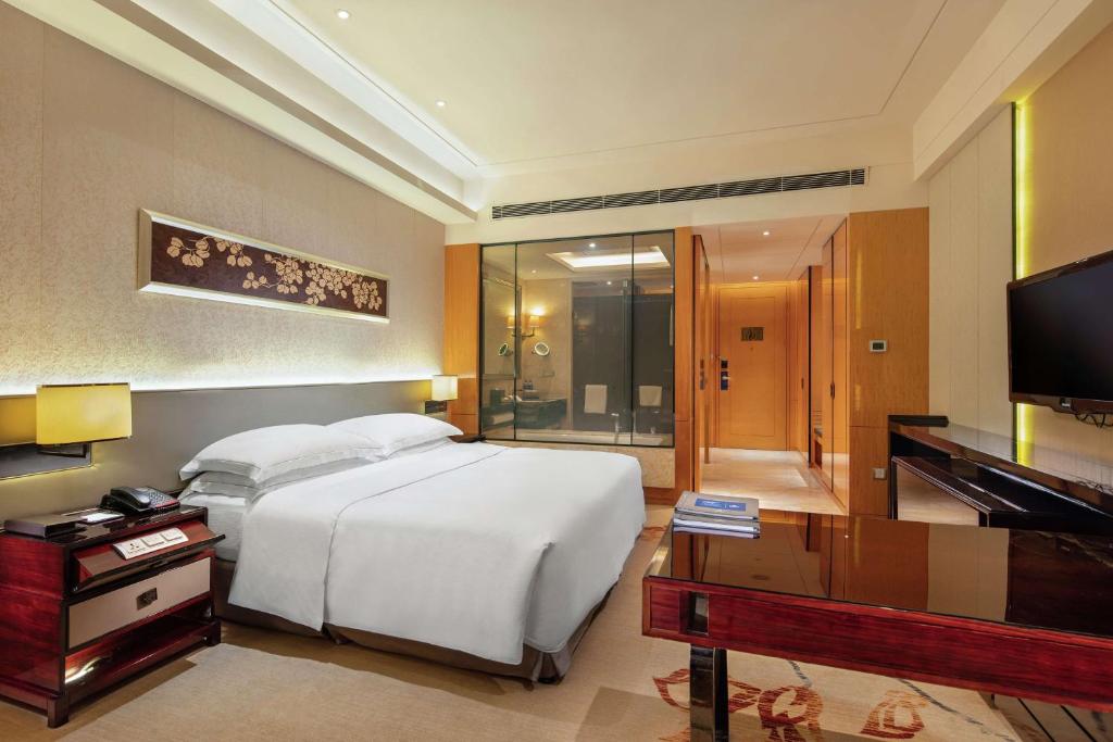 Postel nebo postele na pokoji v ubytování Hilton Guangzhou Baiyun - Free Shuttle for Canton Fair Period, Close to Luhu Golf Club & Leather Market
