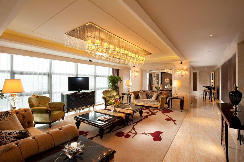 TV a/nebo společenská místnost v ubytování Hilton Guangzhou Baiyun - Free Shuttle for Canton Fair Period, Close to Luhu Golf Club & Leather Market