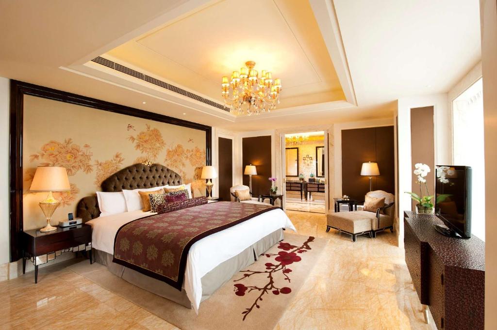 Postel nebo postele na pokoji v ubytování Hilton Guangzhou Baiyun - Free Shuttle for Canton Fair Period, Close to Luhu Golf Club & Leather Market