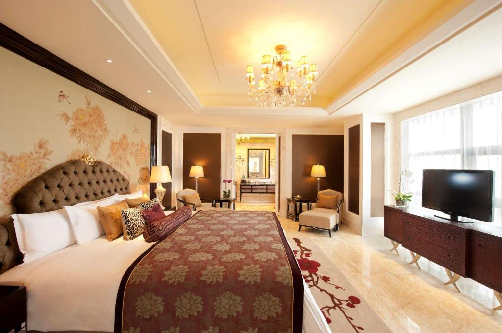 TV a/nebo společenská místnost v ubytování Hilton Guangzhou Baiyun - Free Shuttle for Canton Fair Period, Close to Luhu Golf Club & Leather Market