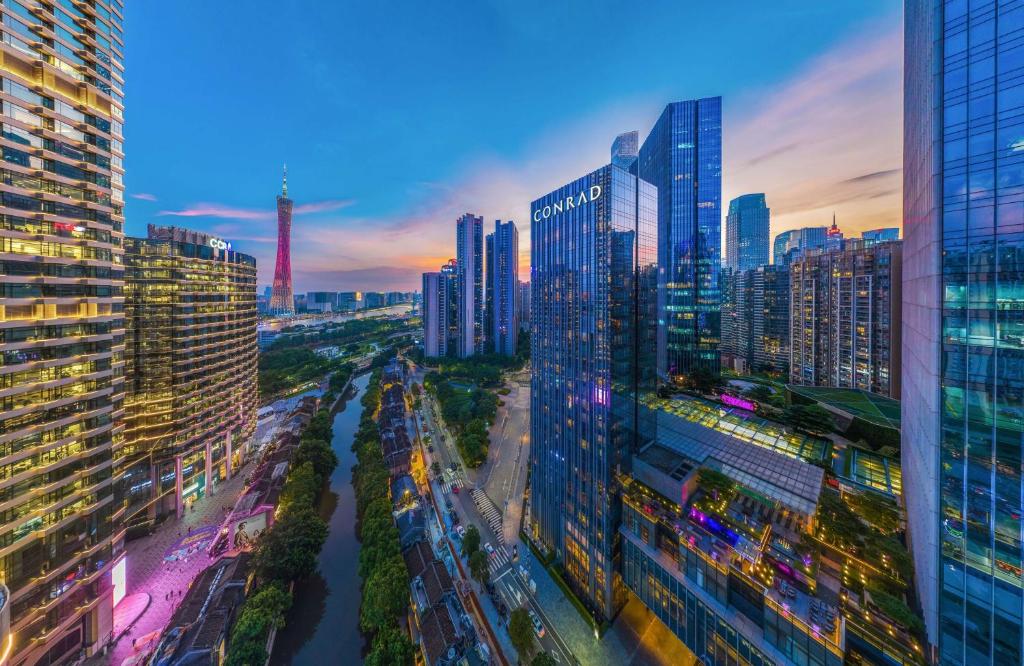 eine Luftansicht einer Stadt mit hohen Gebäuden in der Unterkunft Conrad Guangzhou in Guangzhou