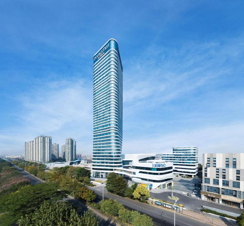 uma representação de um edifício alto numa cidade em Doubletree by Hilton Foshan Nanhai-Free Canton Fair Shuttle Bus em Foshan