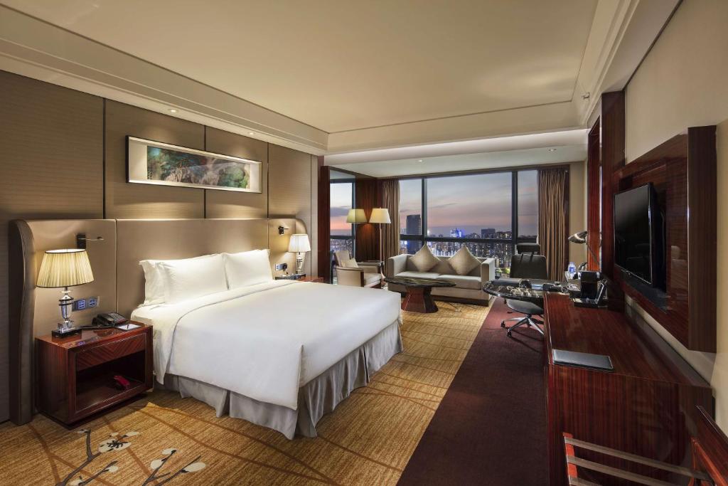 Postel nebo postele na pokoji v ubytování Hilton Foshan - Close to Lecong International Furniture Mall