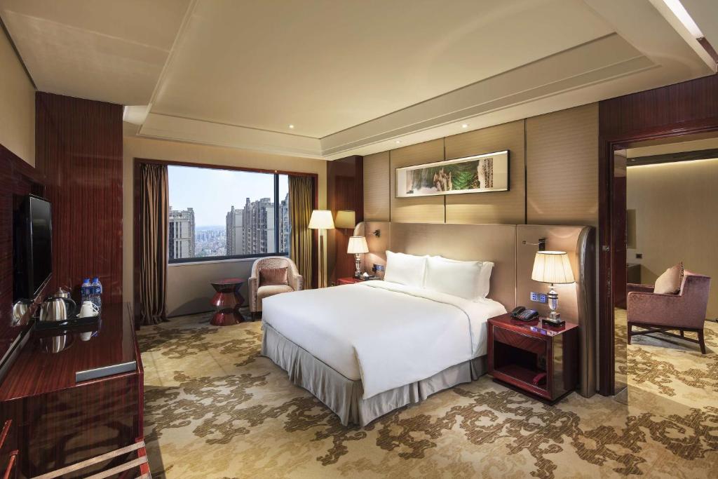 Postel nebo postele na pokoji v ubytování Hilton Foshan - Close to Lecong International Furniture Mall