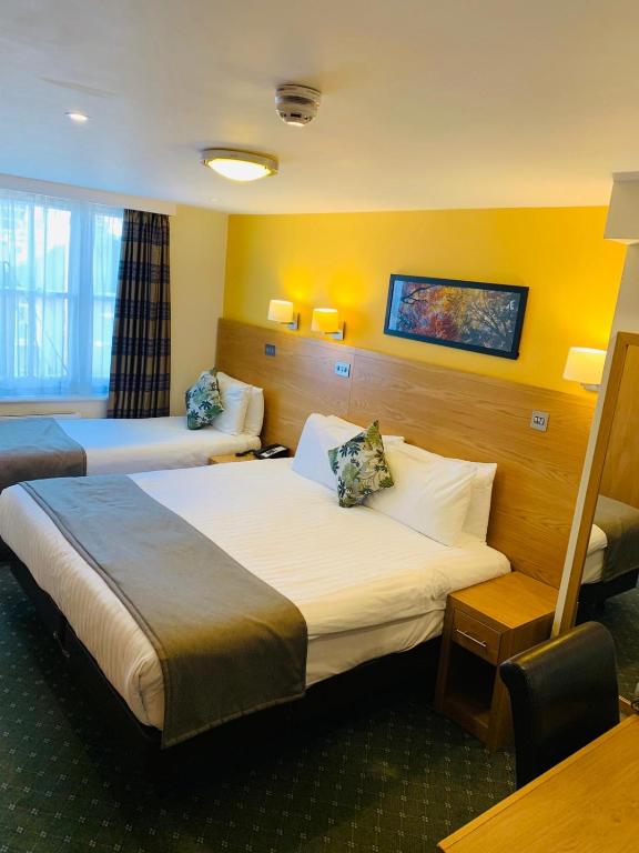 Postel nebo postele na pokoji v ubytování Regency Hotel Westend