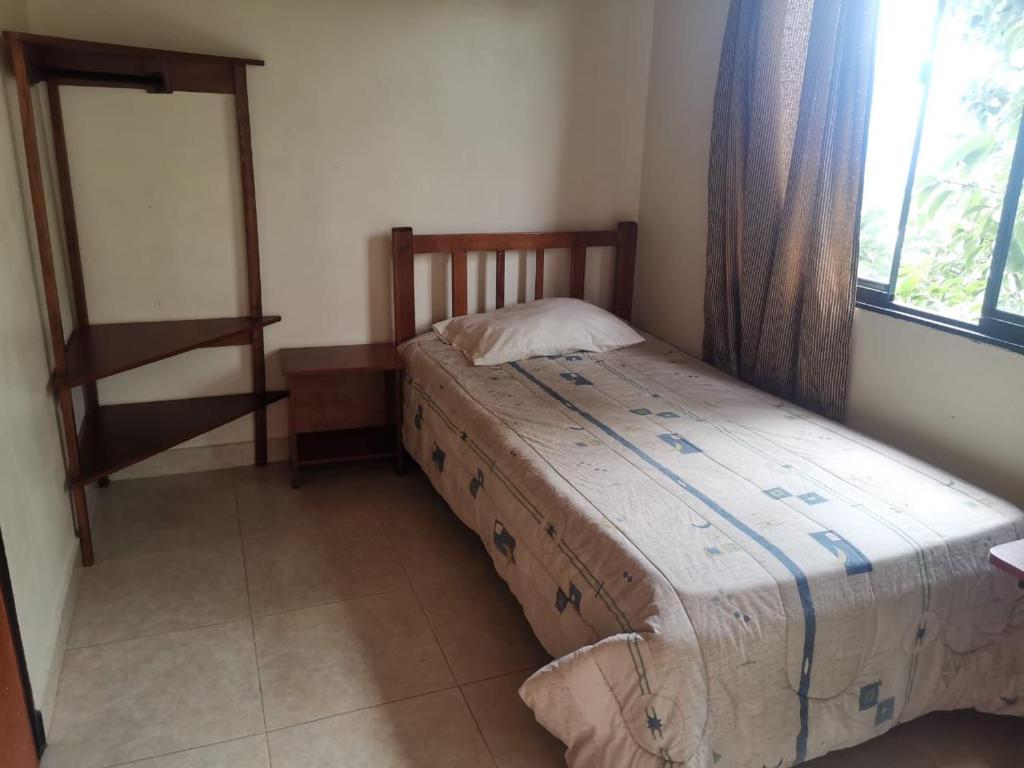 ein kleines Schlafzimmer mit einem Bett und einem Fenster in der Unterkunft Hostal en la 17 in Socorro