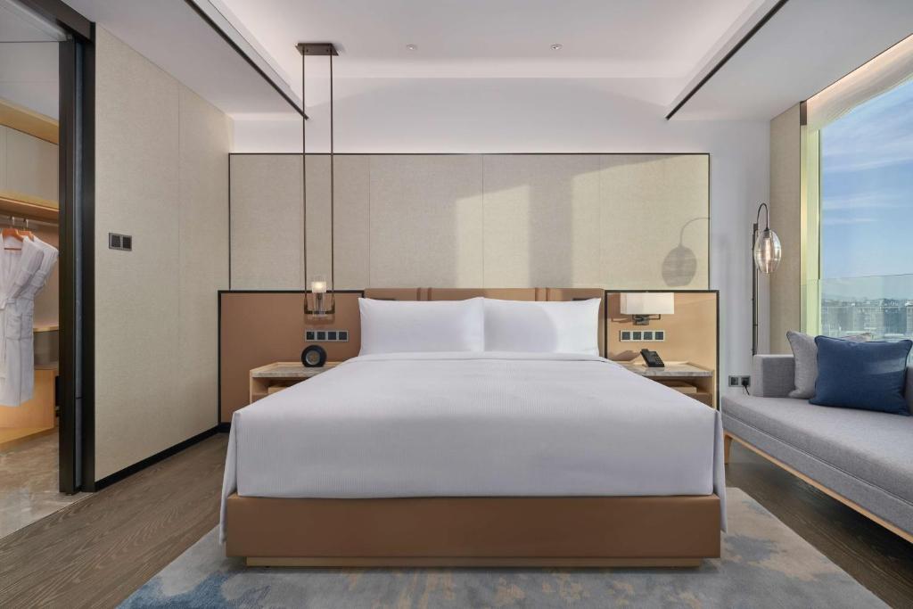 Postel nebo postele na pokoji v ubytování DoubleTree by Hilton Shenzhen Airport
