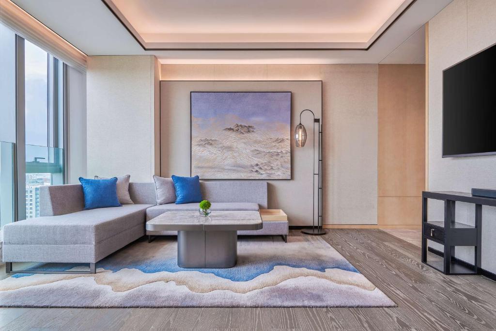 TV a/nebo společenská místnost v ubytování DoubleTree by Hilton Shenzhen Airport