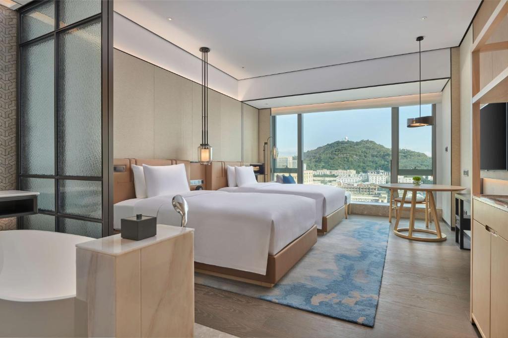 Postel nebo postele na pokoji v ubytování DoubleTree by Hilton Shenzhen Airport