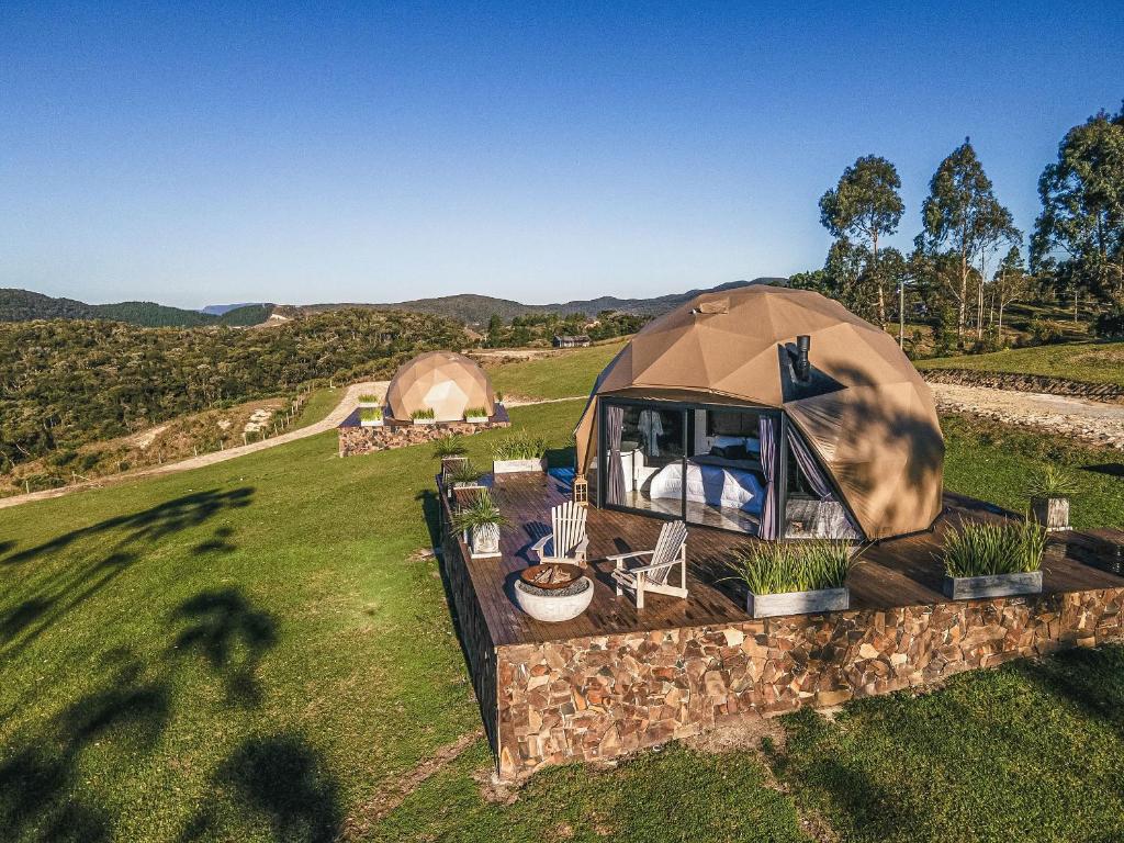 ランショ・ケイマードにあるKairos Glamping - Rancho Queimado - SCの畑のパオ像